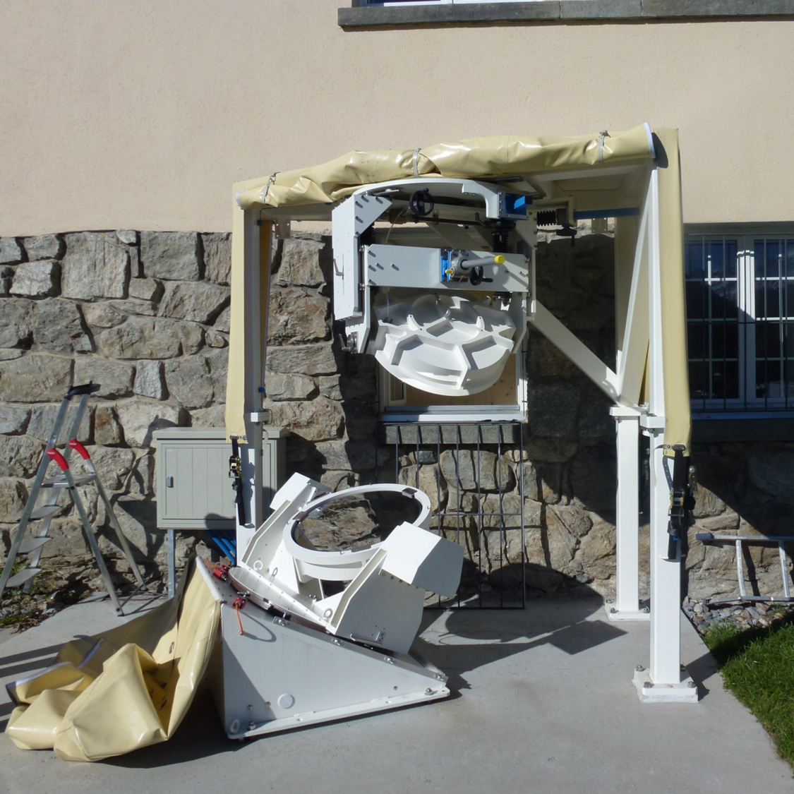 Custom mirror mount for the precise deflection of concentrated sunlight for scientific applications.