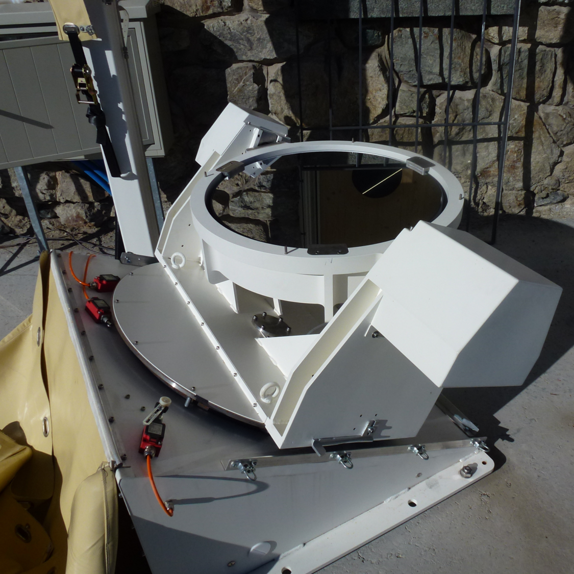 Kundenspezifische Spiegelhalterung zur präzisen Umlenkung von gebündeltem Sonnenlicht für wissenschaftliche Anwendungen.