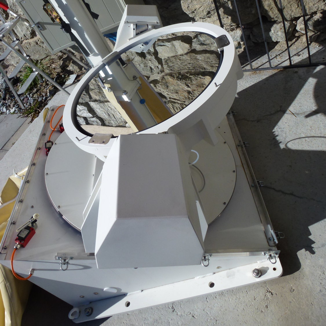 Kundenspezifische Spiegelhalterung zur präzisen Umlenkung von gebündeltem Sonnenlicht für wissenschaftliche Anwendungen.