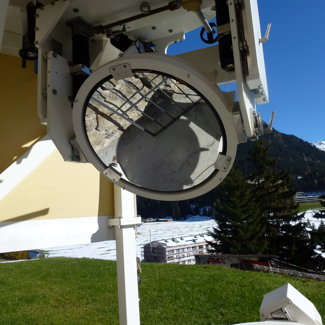 Kundenspezifische Spiegelhalterung zur präzisen Umlenkung von gebündeltem Sonnenlicht für wissenschaftliche Anwendungen.