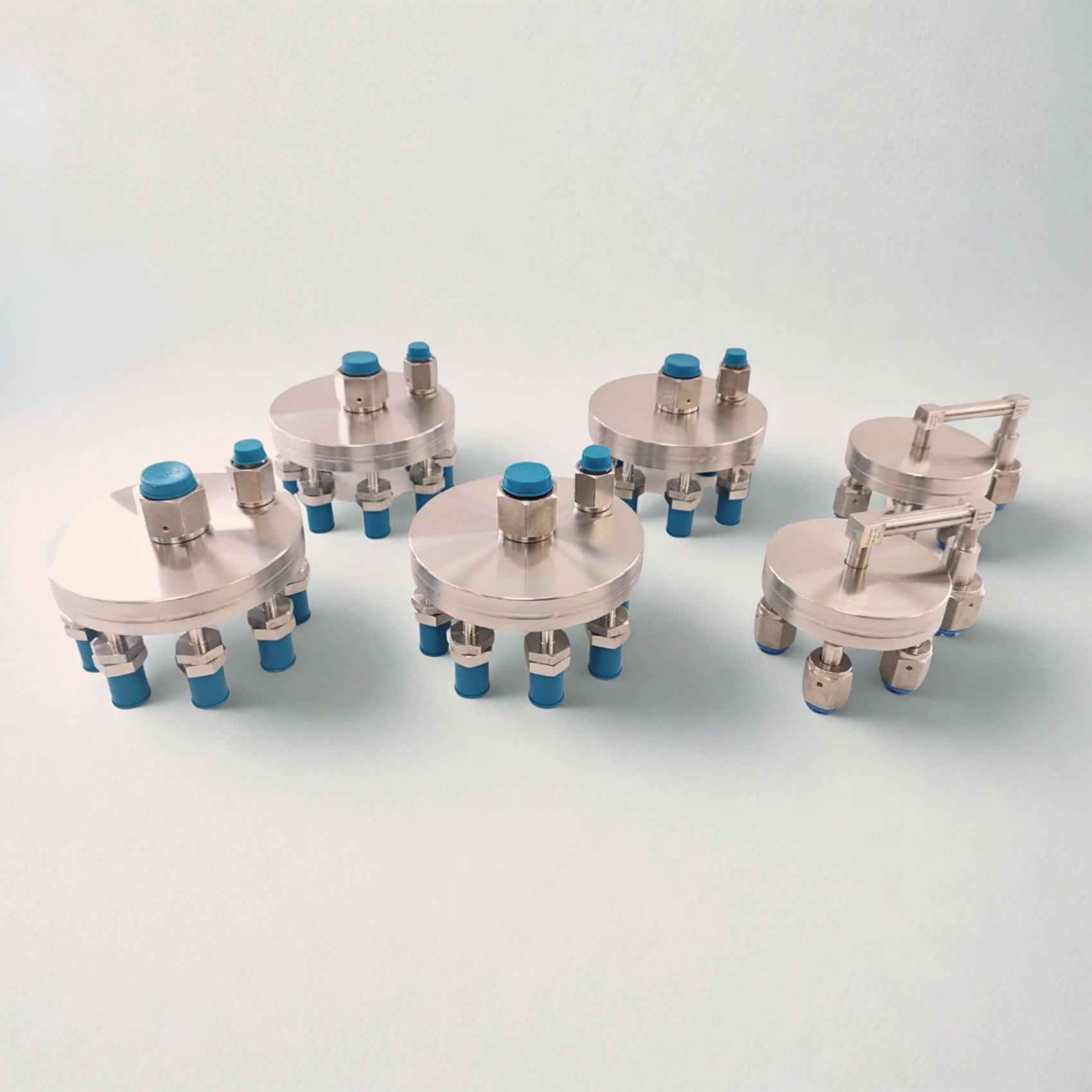 Kundenspezifische Gasdurchführungen welche im Vakuumbereich verwendet werden. Entwickelt und hergestellt nach Kundenwünschen und Bedürfnissen.