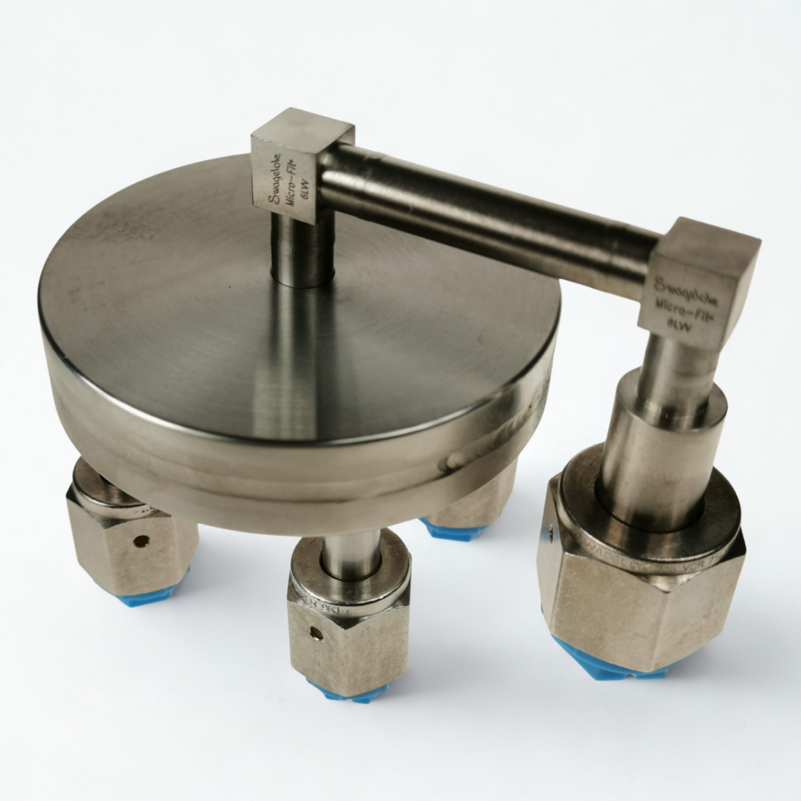 Kundenspezifische Gasdurchführungen welche im Vakuumbereich verwendet werden. Entwickelt und hergestellt nach Kundenwünschen und Bedürfnissen.