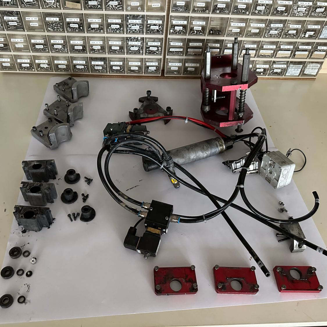 Revision und Optimierung eines Greifers für ein bestehendes Handling-System zur automatischen Be- und Entladung einer Standstrahlanlage.