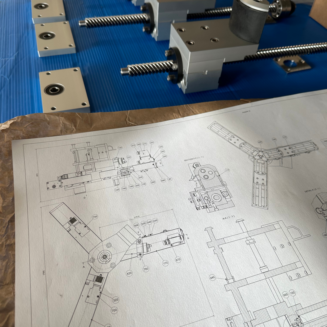 Revision und Optimierung eines Greifers für ein bestehendes Handling-System zur automatischen Be- und Entladung einer Standstrahlanlage.