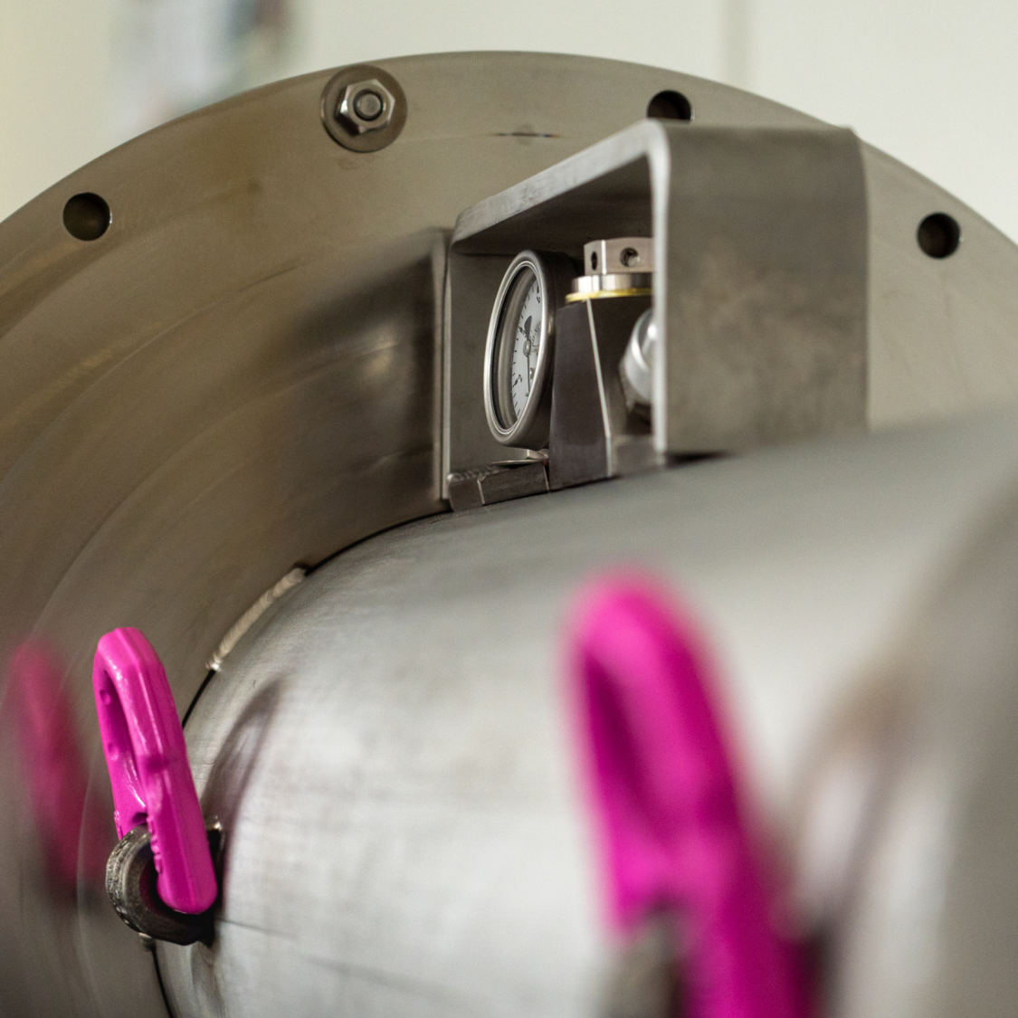 Kundenspezifische Schutzgasbehälter zur sicheren und korrosionsgeschützten Lagerung von Hochspannungsdurchführungen.