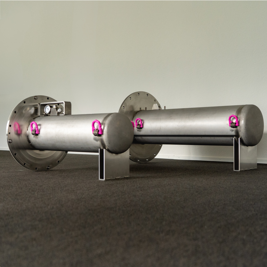 Kundenspezifische Schutzgasbehälter zur sicheren und korrosionsgeschützten Lagerung von Hochspannungsdurchführungen.