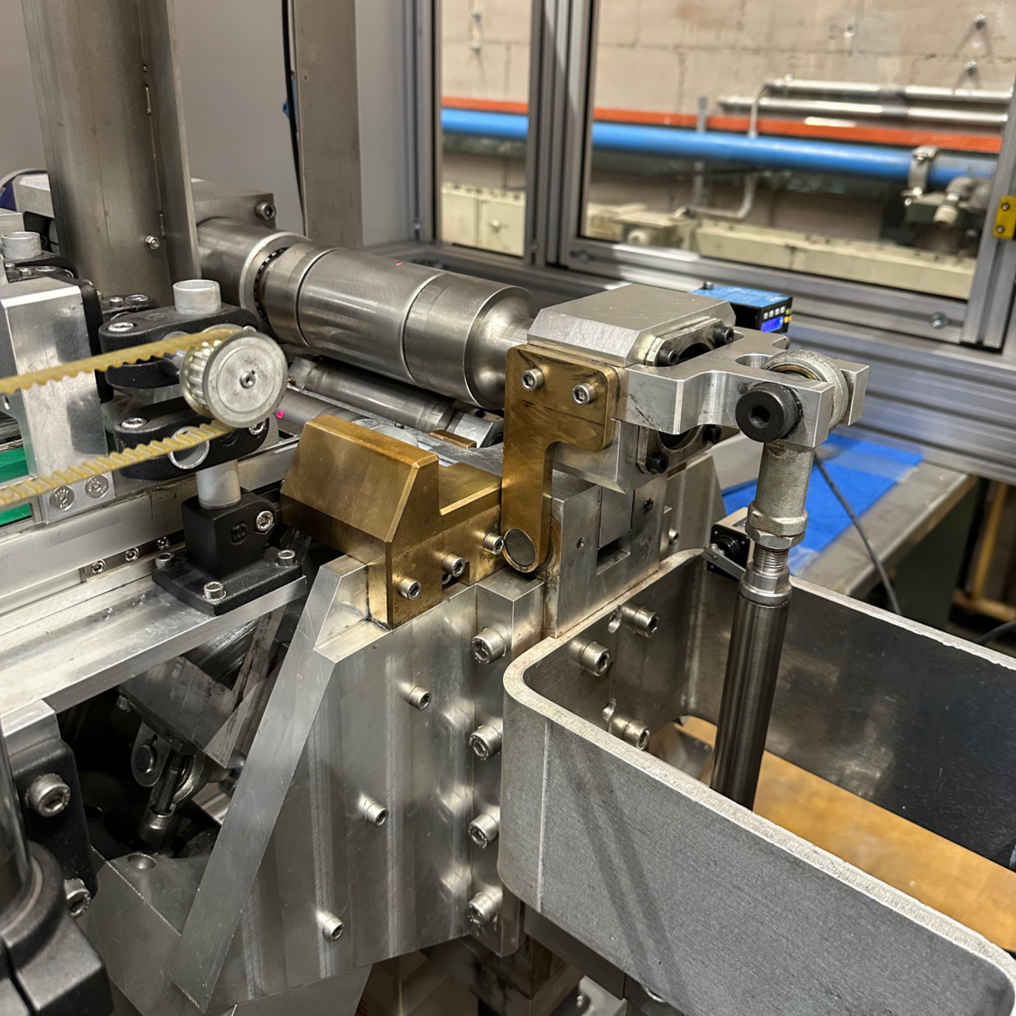 Kundenspezifische Rundbiegemaschine zur flexiblen und effizienten Hülsenfertigung im Produktionsumfeld.