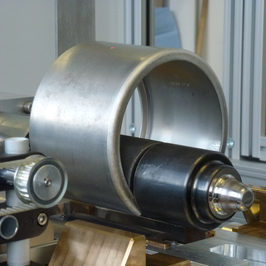 Kundenspezifische Rundbiegemaschine zur flexiblen und effizienten Hülsenfertigung im Produktionsumfeld.