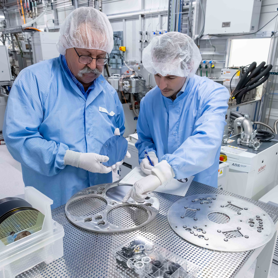 Kundenspezifischer Substrathalter für Anwendungen im Dual Ion Beam Sputtering (DIBS).