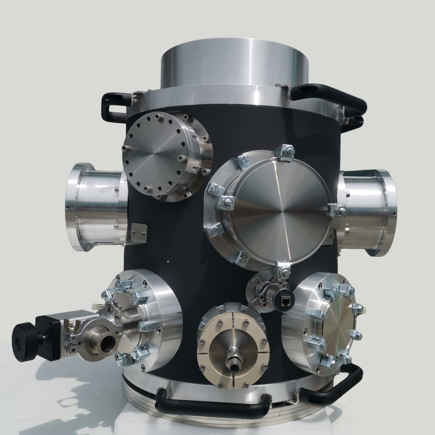 Kundenspezifische Vakuumkammer für Entwicklungs- und Testanwendungen in der Raumfahrt.
