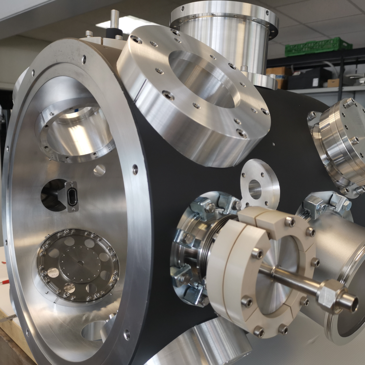 Kundenspezifische Vakuumkammer für Entwicklungs- und Testanwendungen in der Raumfahrt.