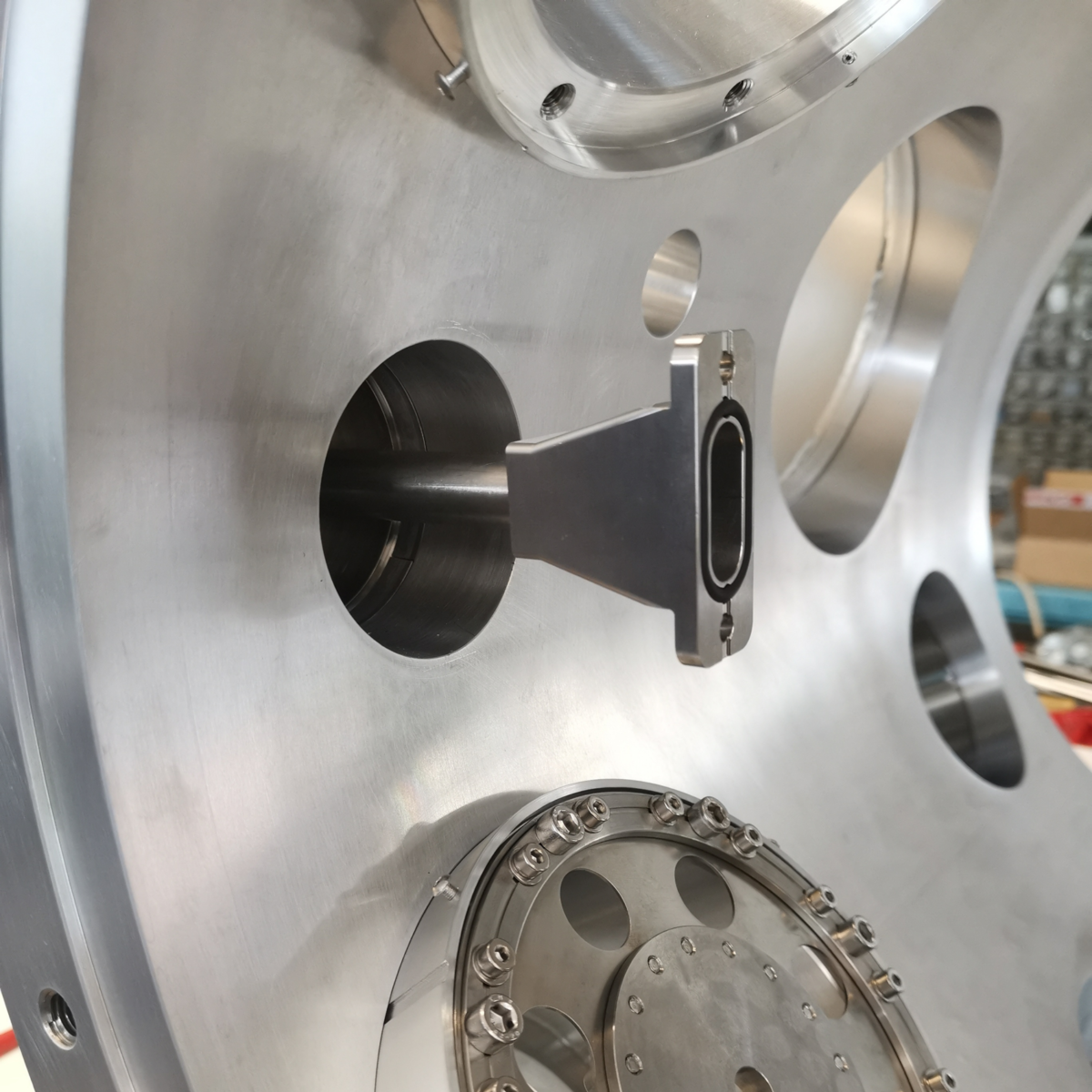 Kundenspezifische Vakuumkammer für Entwicklungs- und Testanwendungen in der Raumfahrt.