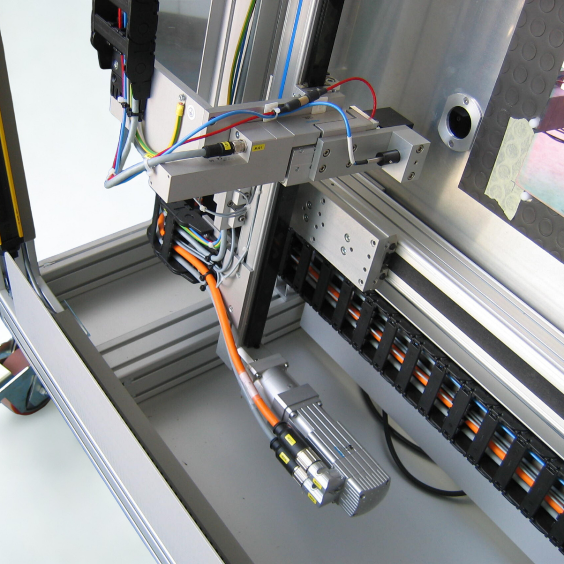 Kundenspezifischer XY-Messtisch zur präzisen Vermessung und Bearbeitung grossflächiger Substrate.