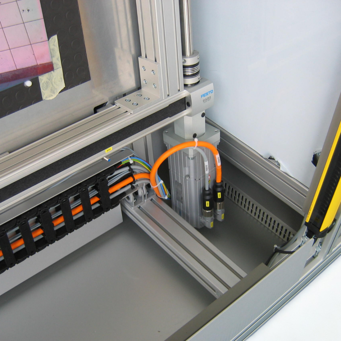 Kundenspezifischer XY-Messtisch zur präzisen Vermessung und Bearbeitung grossflächiger Substrate.